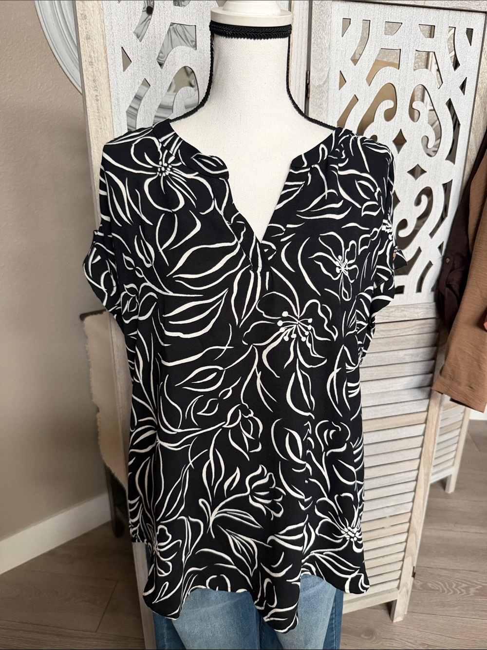Black & White Floral Split-Neck Women's Top